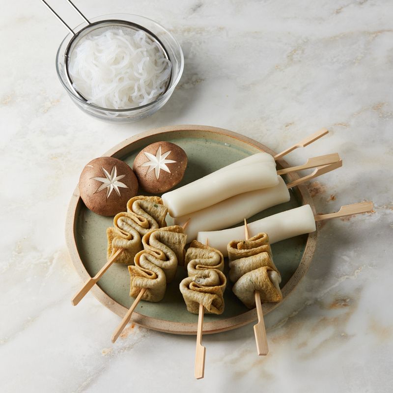 사각 어묵과 통가래떡은 나무 꼬치에 끼워주세요. 표고는 꽃모양을 내고
실곤약은 물에 헹궈 채반에 받쳐주세요.