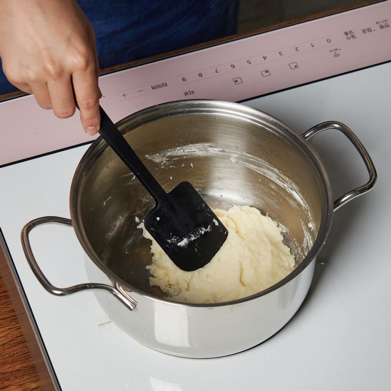 반죽을 3단에서 2분간 볶아 매끈한 덩어리로 만들어주세요.
(tip. 핸드믹서가 없다면 실리콘 주걱으로 섞어도 괜찮아요)