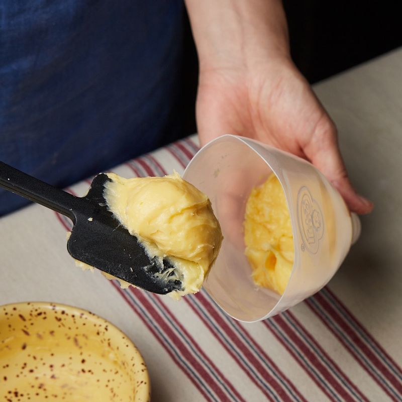 마요네즈 통 바닥을 잘라내고 반죽을 넣어 냉동실에서 2시간 정도 굳혀주세요.