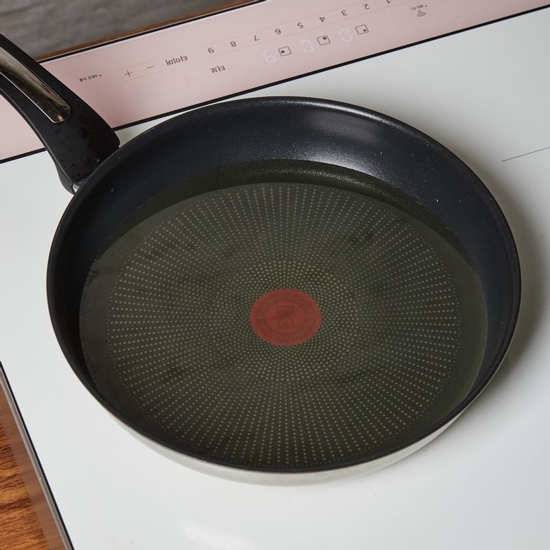 팬에 식용유 2컵을 넣고 9단에서 170도를 만든 후 3분간 달궈주세요.