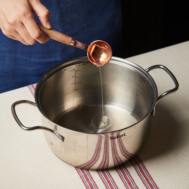 냄비에 물, 소금, 식용유를 넣고 6단에서 1분간 끓여주세요.