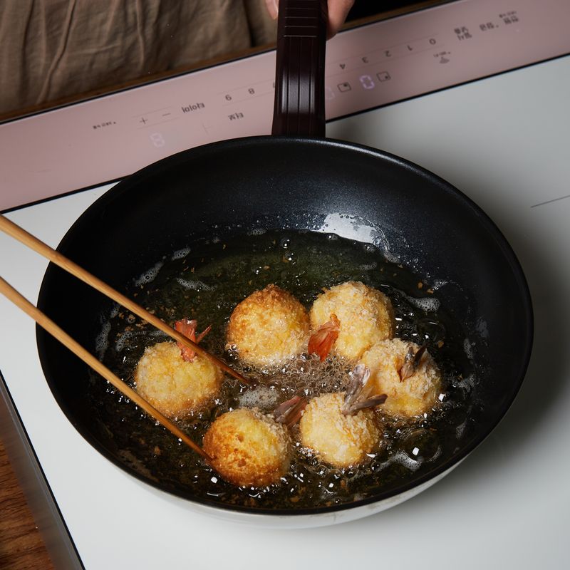 크로켓을 넣어 5단에서 3분간 젓가락으로 굴려가며 튀겨주세요.
(tip. 한번에 다 넣으면 기름온도가 급격히 떨어지니 5~6개씩 넣고 튀겨주세요)