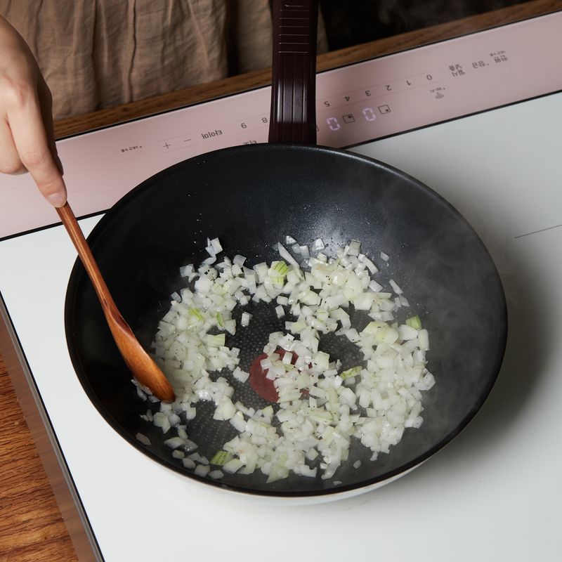 팬에 식용유를 두르고 양파를 넣고 소금, 후추로 간을 해 5단에서 3분간 볶아주세요.