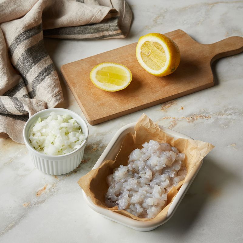 양파와 새우는 다져 키친타월로 물기를 제거해주세요.