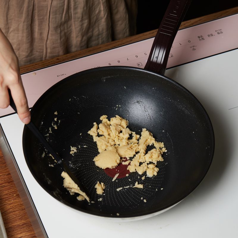 밀가루를 넣고 5단에서 1분간 저어가며 진득한 루를 만들어주세요.