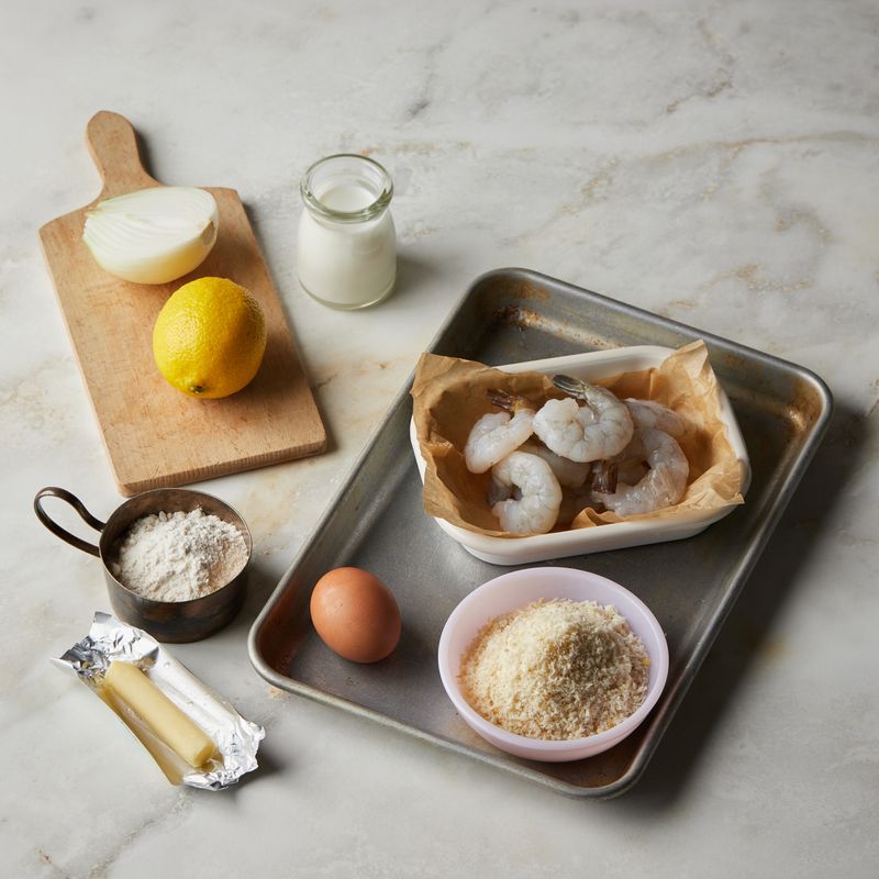 새우 크로켓을 위한 재료 이미지로 새우,식용유,소금,후춧가루,양파 등으로 구성 되어있습니다.