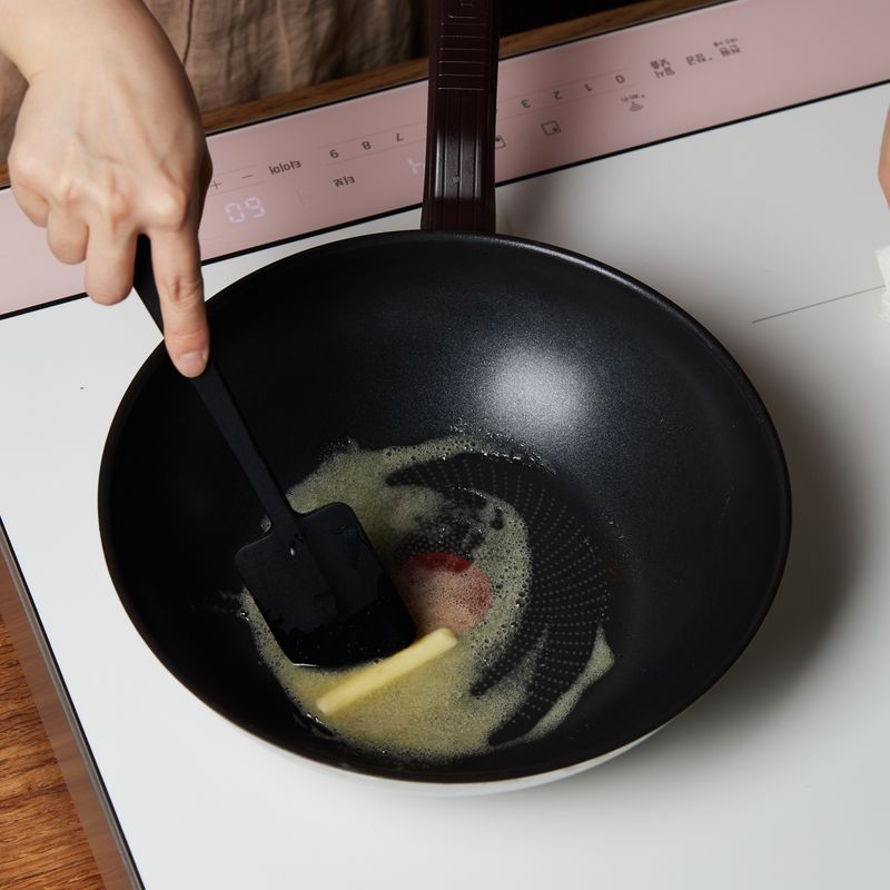 팬에 버터를 넣고 4단에서 1분간 녹여주세요.