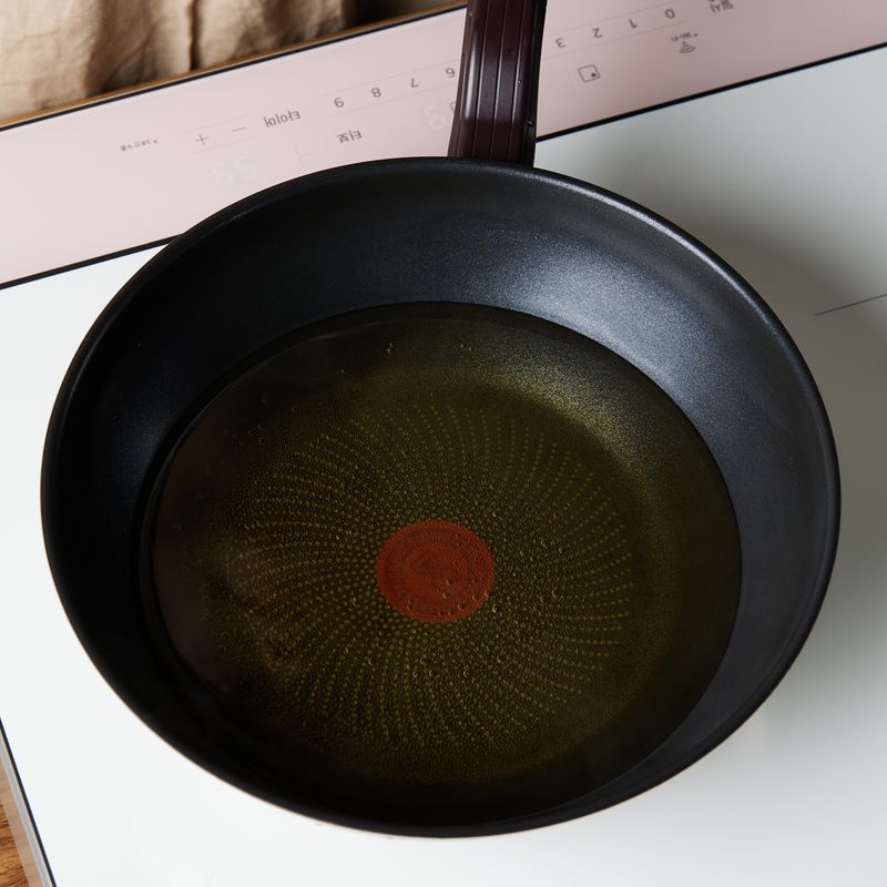 냄비에 기름을 넣고 9단에서 3분간 예열해 주세요.