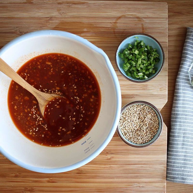 청양고추를 굵게 다진 후 양념 소스에 넣어서 섞어주세요.