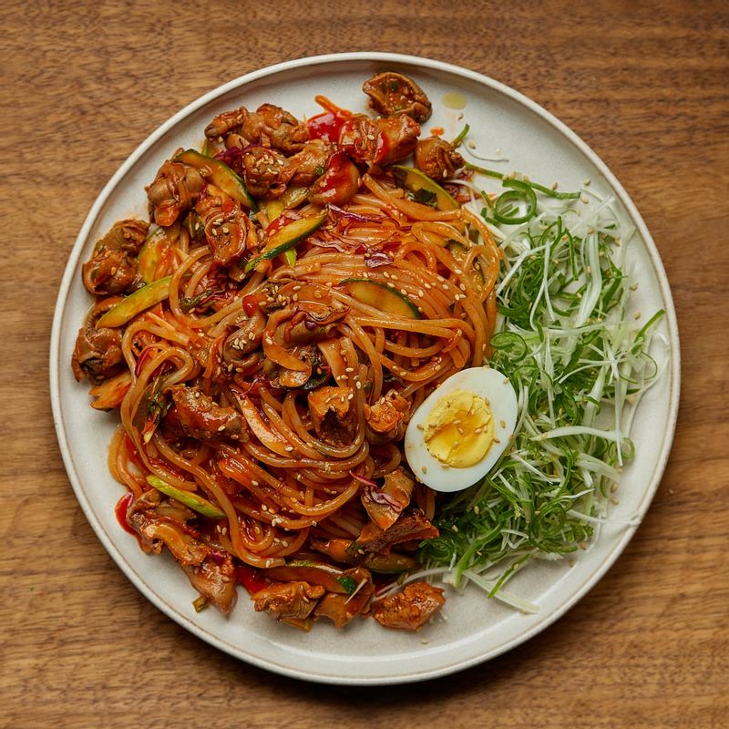 쫄면과 손질한 야채, 골뱅이를 넣고 양념 소스에 잘 비벼주세요. 새싹과 삶은 달걀을 올려 맛있게 즐겨주세요.