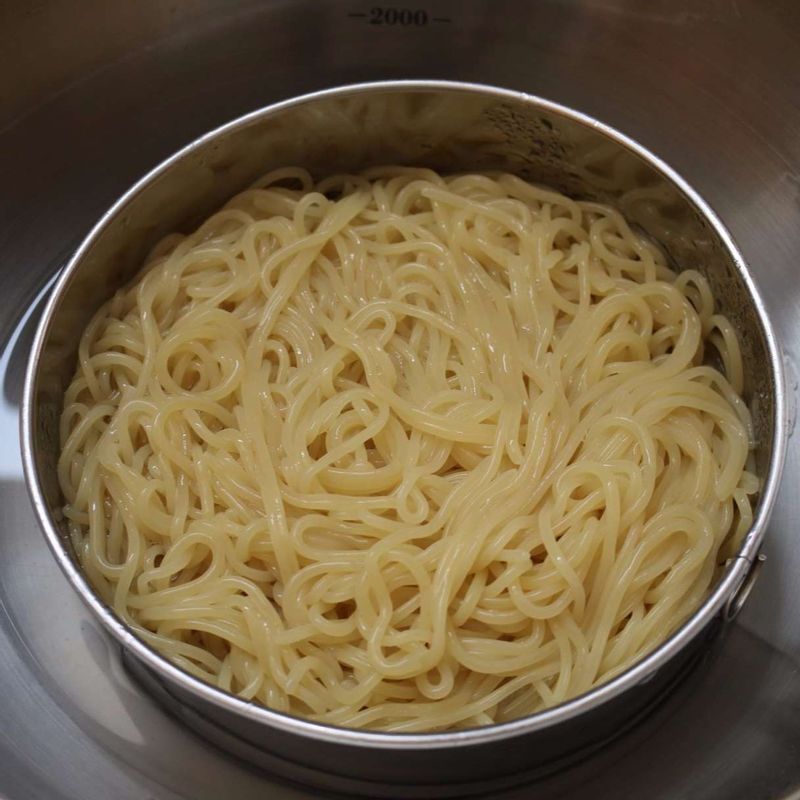 삶은 쫄면은 찬물에 여러번 헹궈 전분기를 제거한 후 체에 밭쳐 물기를 빼주세요.