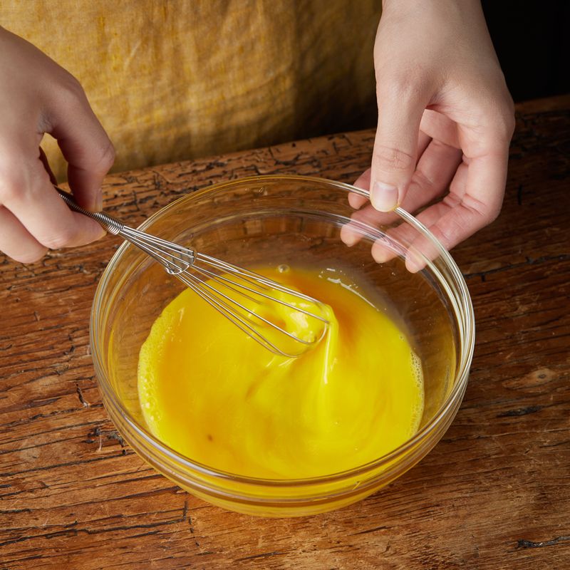 볼에 달걀을 넣고 소금을 넣고 풀어주세요.