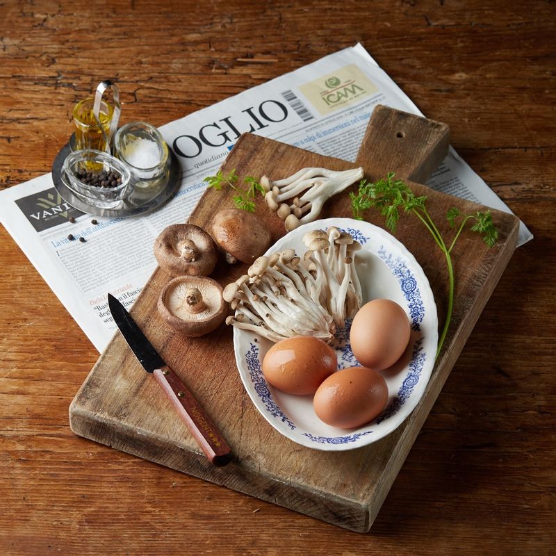 버섯 오믈렛을 위한 재료 이미지로 표고버섯,만다리버섯,달걀,소금,후춧가루 등으로 구성 되어있습니다.