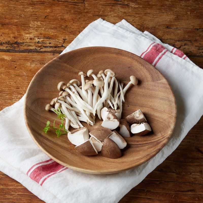 만다리버섯은 밑동의 이물질을 가볍게 털어내고 표고와 양송이는 4등분해 주세요. 
(tip. 양송이, 느타리 등의 버섯으로 대체할 수 있어요)