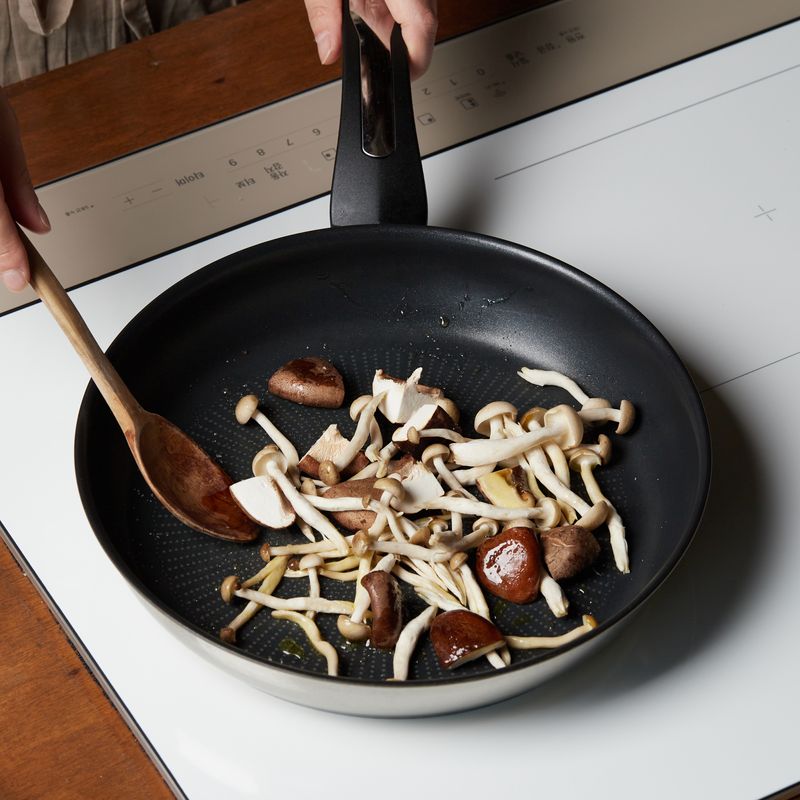 팬에 올리브오일을 두르고 버섯을 넣고 소금으로 간을 해 7단에서 2분 30초간 볶아주세요. 볶은 버섯은 접시에 덜어주세요.