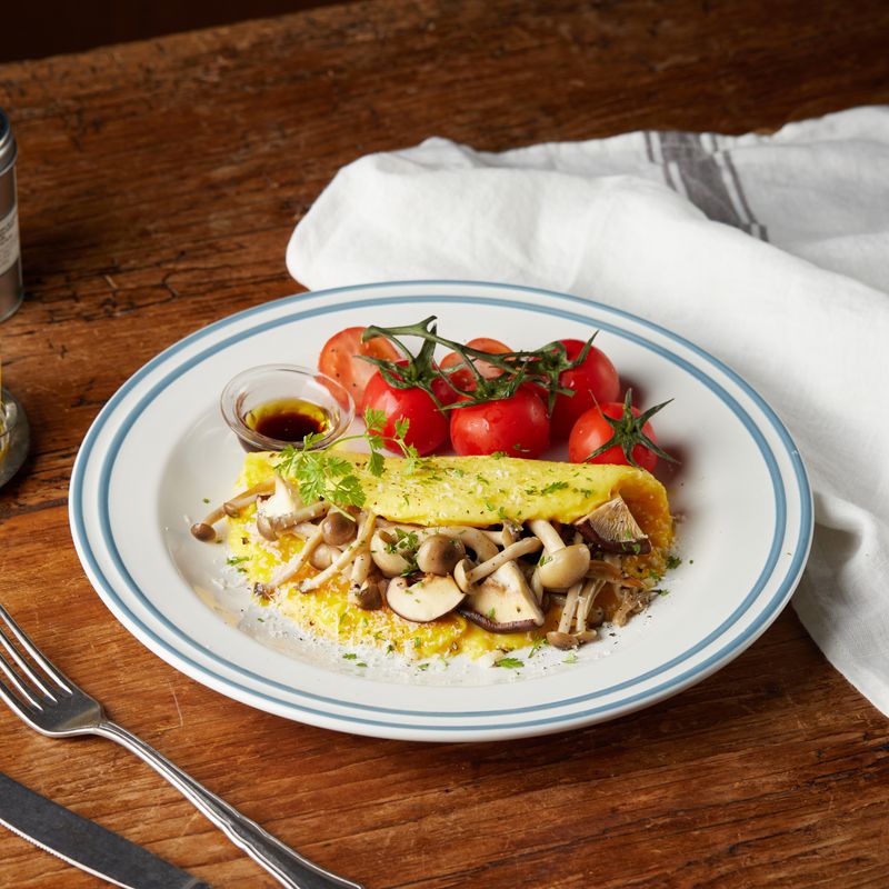 다진 파슬리와 후춧가루를 뿌려 맛있게 즐겨주세요. 
(tip. 기호에 따라 채소나 베이컨 등을 곁들여 즐겨도 좋아요)