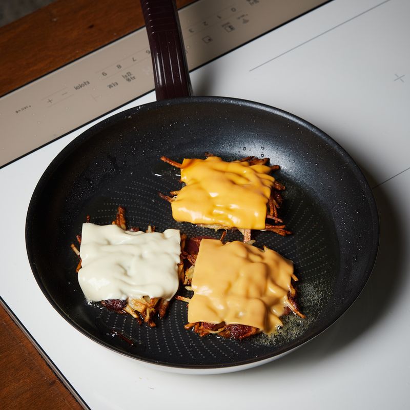 불을 끄고 치즈를 한장 씩 올리고 먼저 구워 둔 팬케이크를 올려 치즈를 녹여주세요.