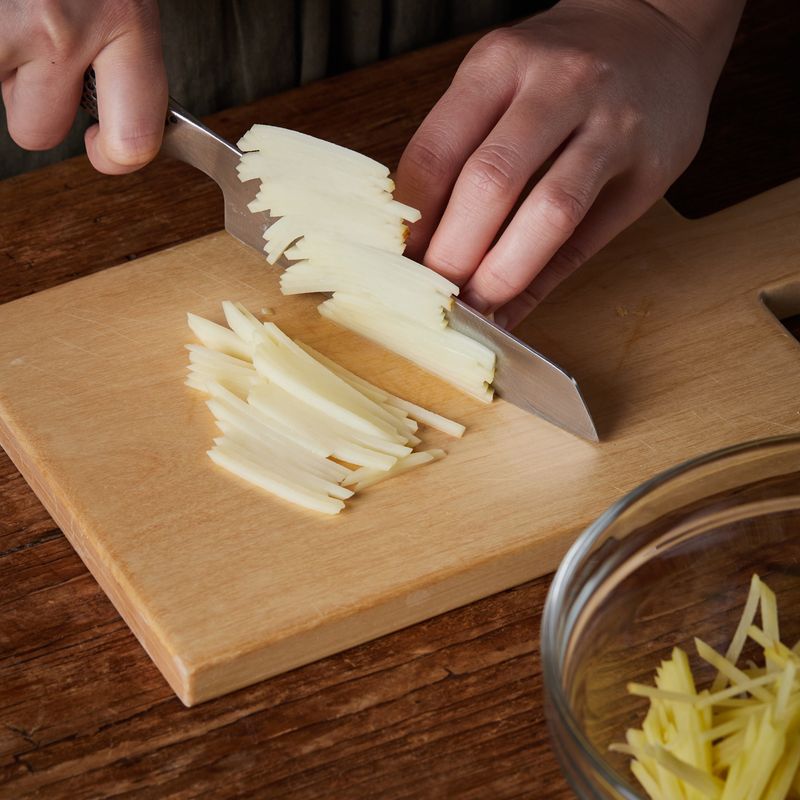 감자는 채칼 또는 칼로 얇게 채를 썰어주세요. 베이컨은 먹기 좋은 크기로 썰어주세요.