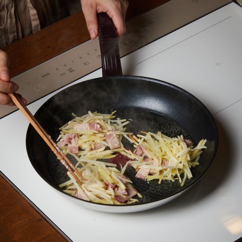 반죽을 적당량 덜어 팬에 올린 후 6단에서 5분 30초간 뒤집어가며 노릇하게 구워주세요.