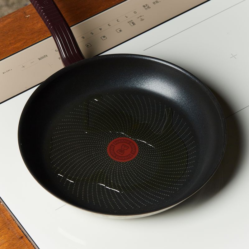 팬에 식용유를 두르고 5단에서 2분간 가열해주세요.