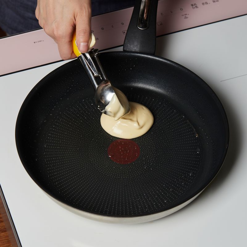 반죽 2개 분량을 스쿱으로 떠서 팬에 올린 후 주변에 찬물 1큰술을 뿌리고 뚜껑을 덮어 2단에서 9분간 구워주세요.
(tip. 스쿱이 없다면 작은 국자를 사용해도 좋아요)