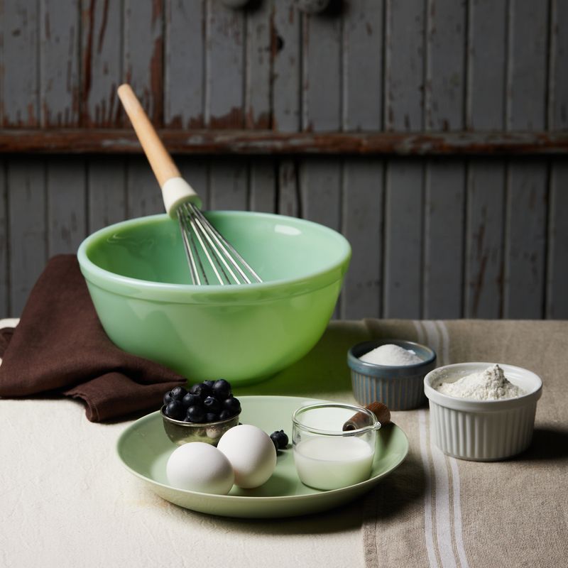 수플레 팬케이크을 위한 재료 이미지로 달걀 노른자,우유,설탕,박력분 등으로 구성 되어있습니다.