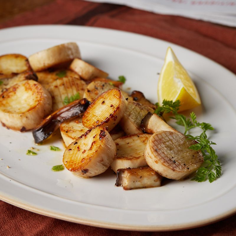 접시에 구운 새송이를 담고 레몬즙, 파마산치즈, 파슬리, 트러플오일을 뿌려주세요.