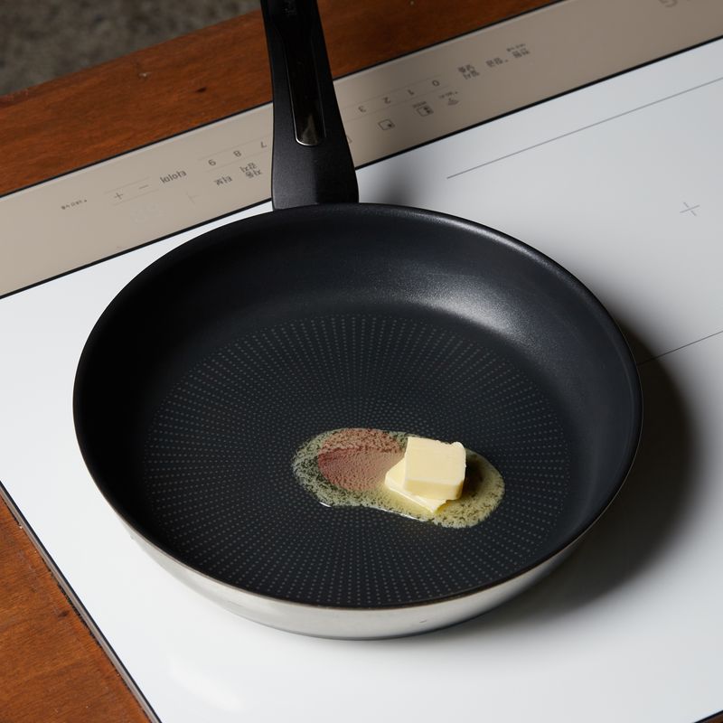 팬에 버터를 넣고 5단에서 1분간 예열해주세요.