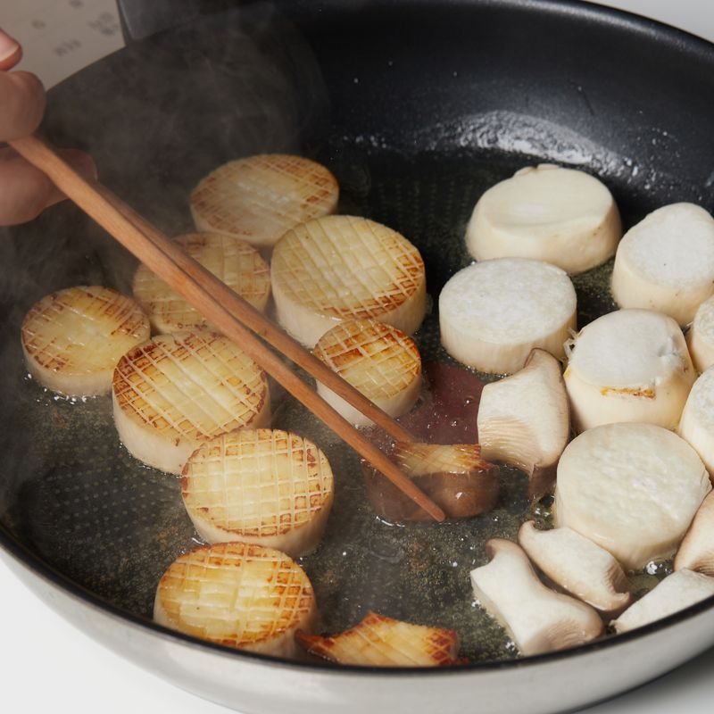 새송이를 뒤집은 후 후추와 페퍼론치노를 뿌리고 올리브오일을 둘러 6단에서 5분간 구워주세요.