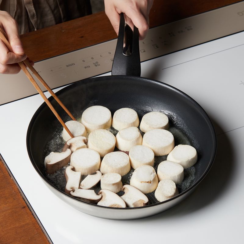 칼집 넣은 부분을 바닥으로 놓고 6단에서 3분 30초간 구워주세요.