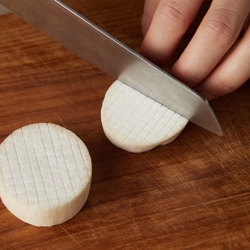 새송이는 2~3cm 길이로 썰고 한쪽 면에 격자로 칼집을 넣어주세요.