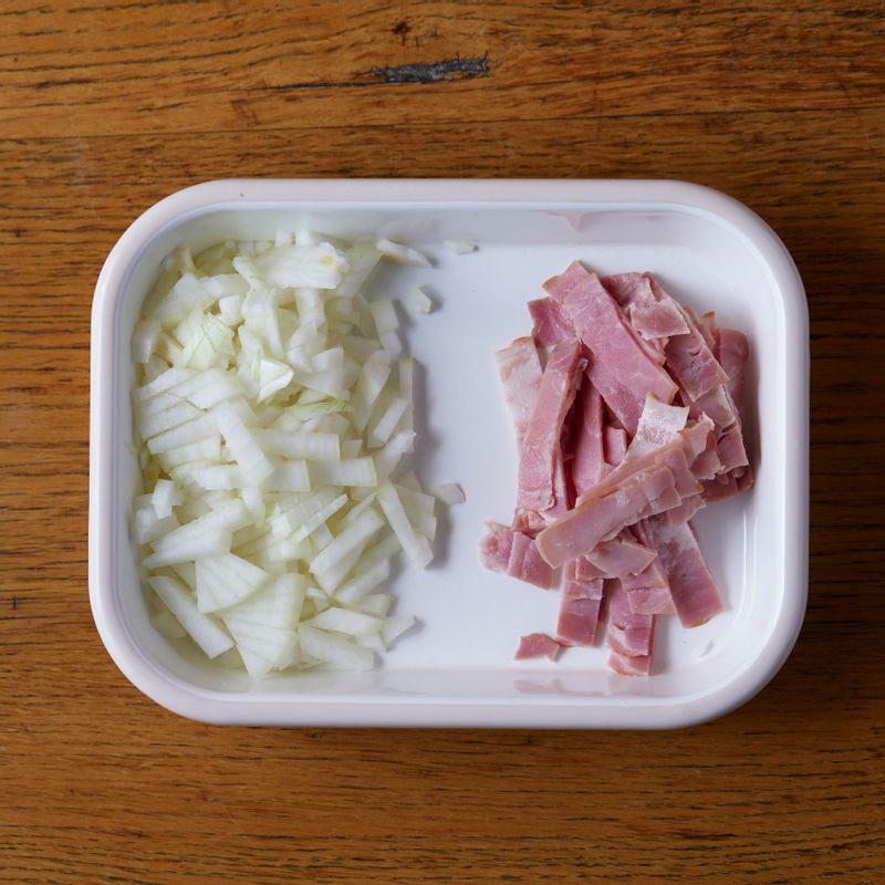 양파는 잘게 다지고 베이컨은 1cm 간격으로 잘라주세요.