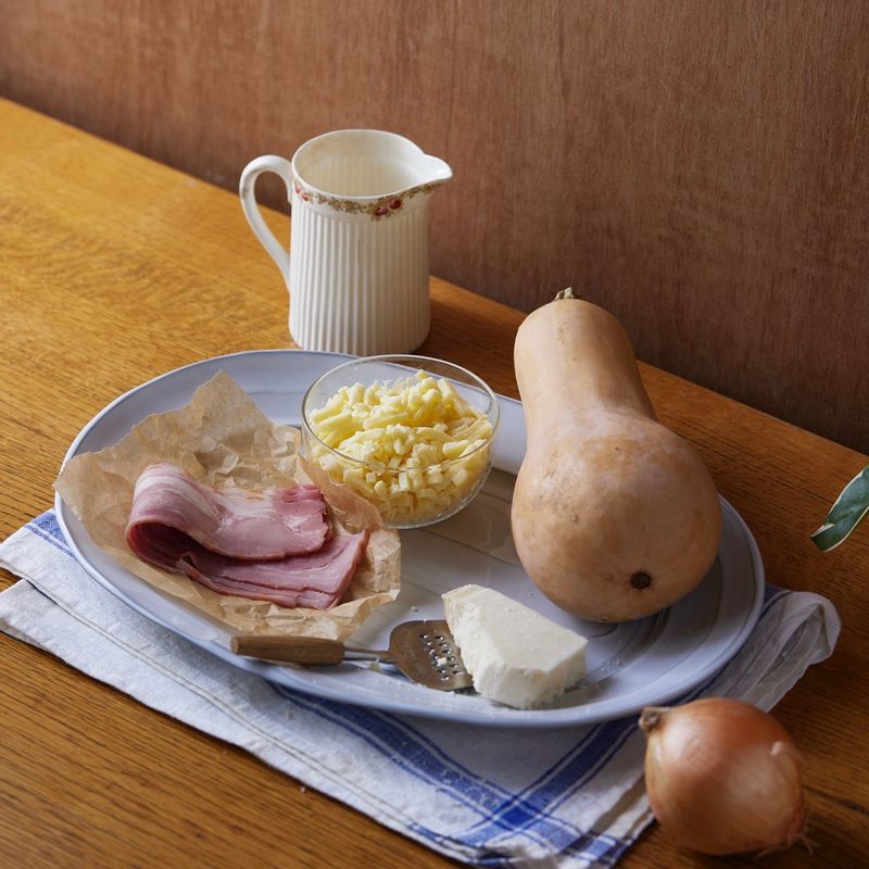 땅콩호박 그라탕을 위한 재료 이미지로 땅콩호박,양파,베이컨,생크림,파마산치즈가루 등으로 구성 되어있습니다.