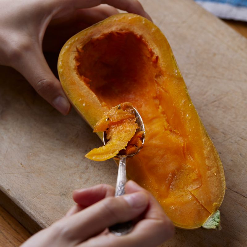 칼로 속을 채울 수 있을 만큼 호박 속을 잘라내 주세요.