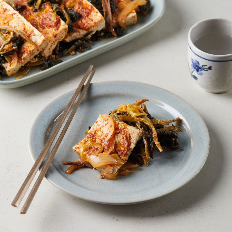 완성된 두부시래기조림을 접시에 담아 맛있게 즐겨주세요.