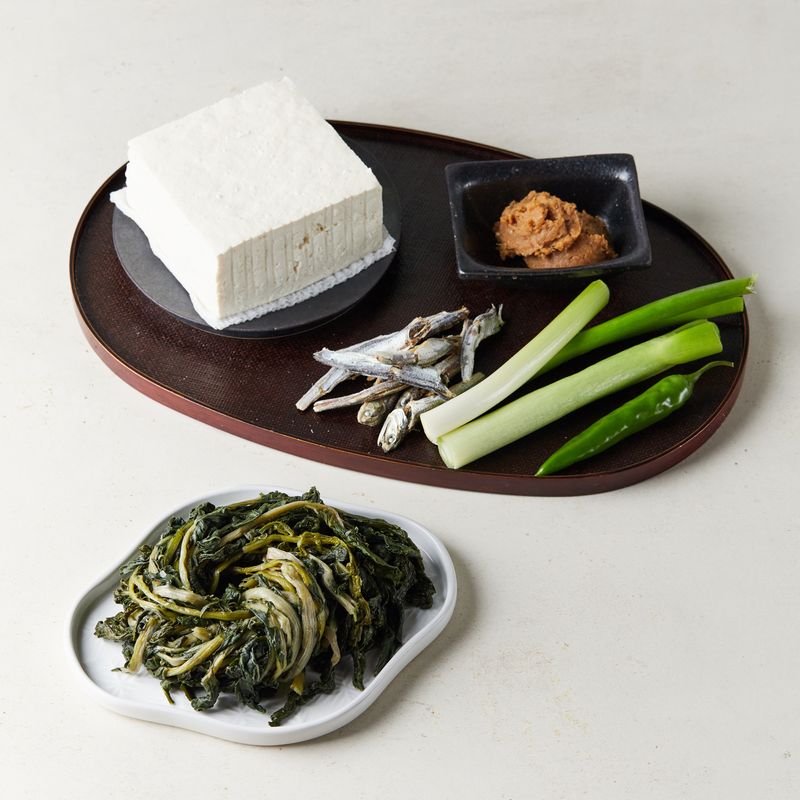 두부 시래기 조림을 위한 재료 이미지로 두부,자숙시래기,국물용 멸치,양파,대파 등으로 구성 되어있습니다.