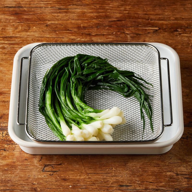 데친 쪽파를 찬물에 헹궈 손으로 가볍게 짜고 5cm 길이로 썰어주세요.