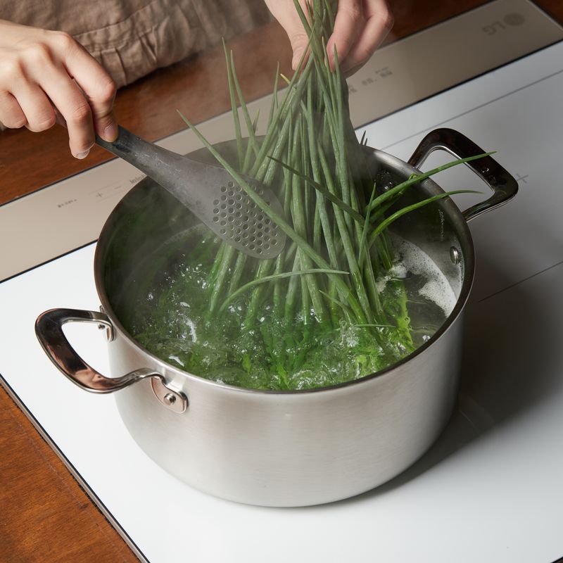 끓는 물에 소금을 넣고 쪽파 흰 부분을 먼저 넣어 9단에서 1분간 데쳐주세요.