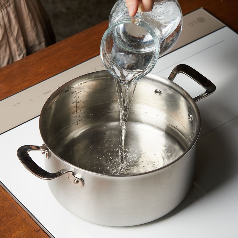 냄비에 물 2L를 넣고 9단에서 7분간 끓여주세요.