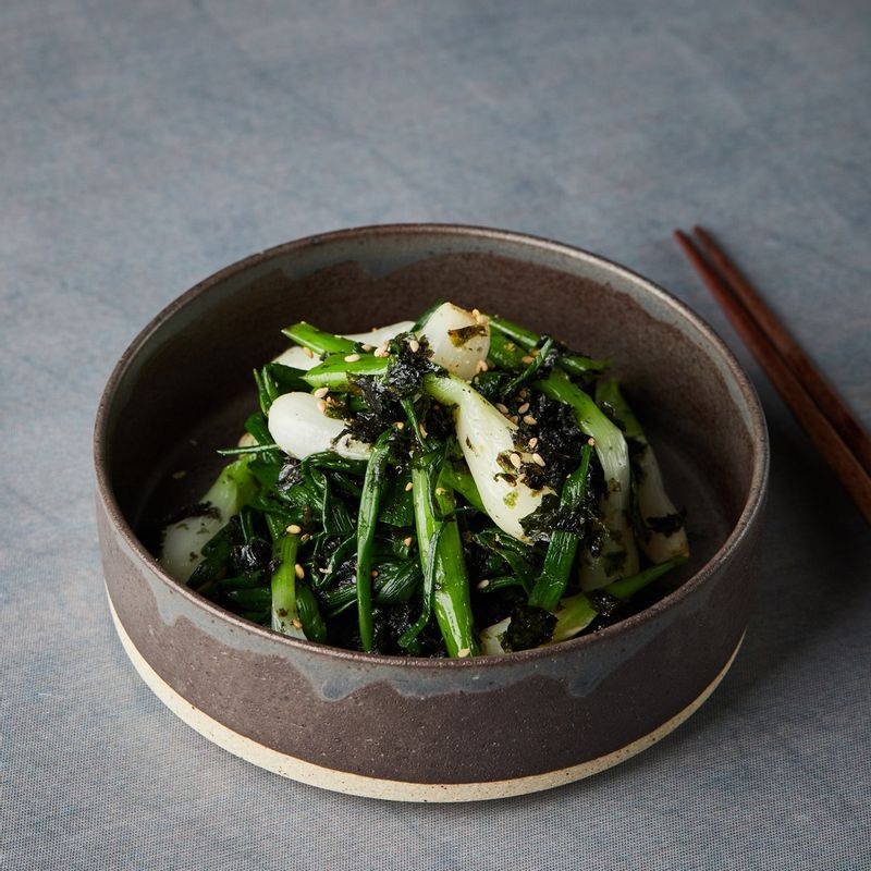 완성된 김 쪽파무침을 접시에 담아 맛있게 즐겨주세요.