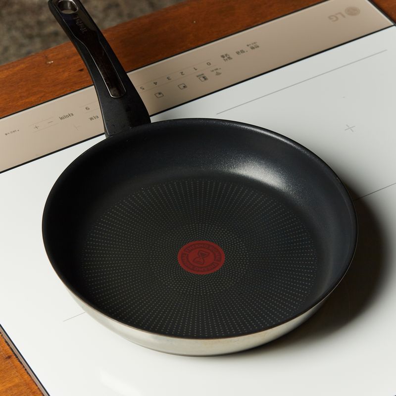 팬을 5단에서 1분간 달궈주세요.