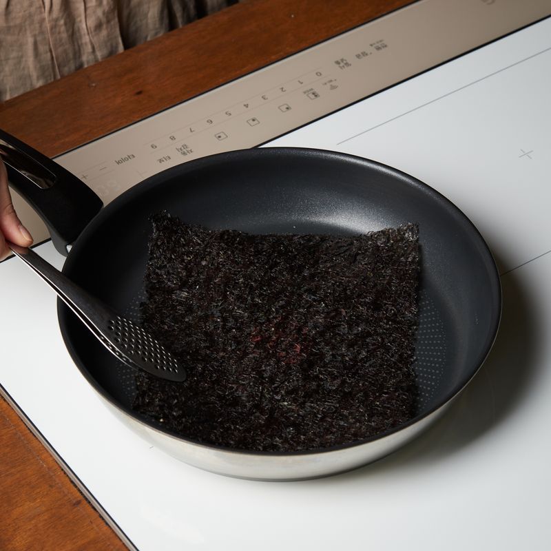 김을 올리고 7단에서 한 면당 10초씩 구워주세요.