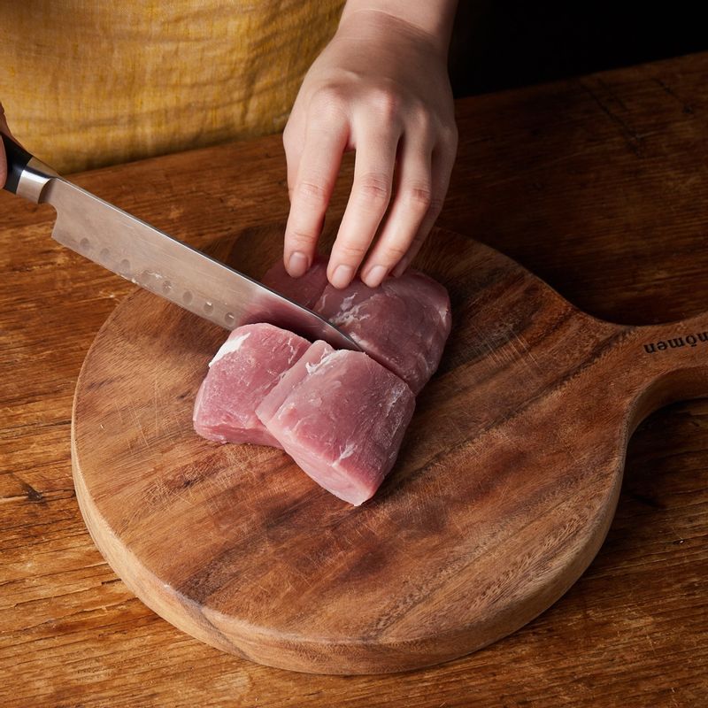 돼지고기 안심은 키친타월로 핏물을 제거하고 2등분 내주세요.