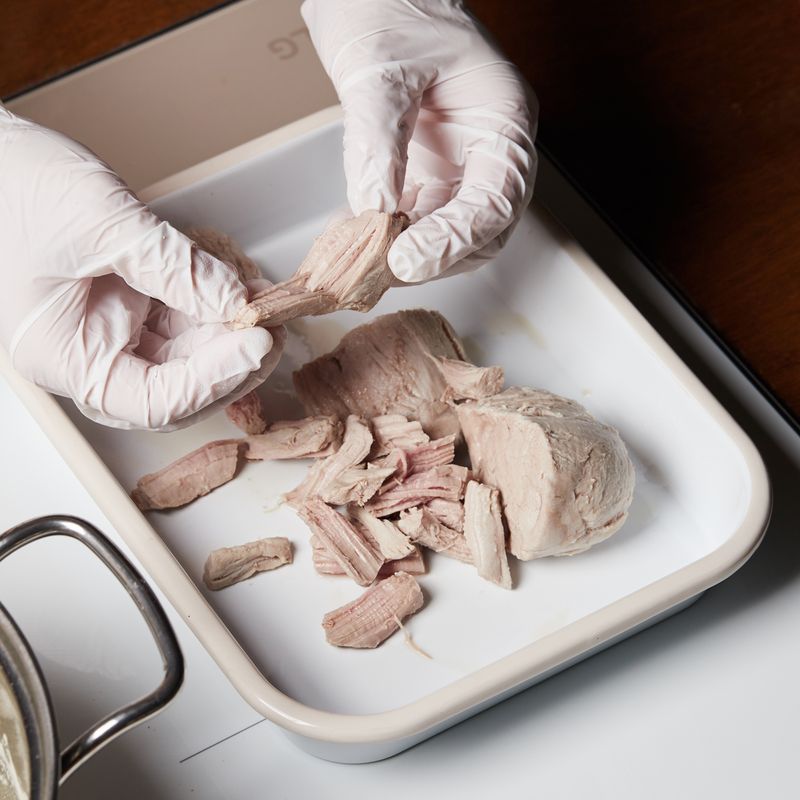 삶은 고기는 결대로 찢어주세요.