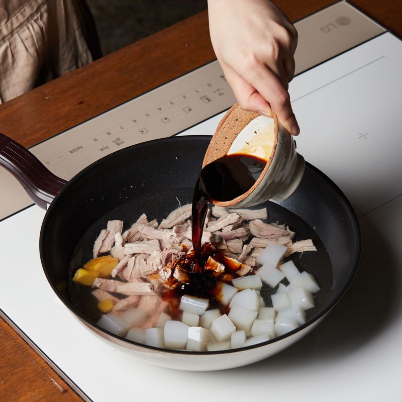 냄비에 고기와 곤약, 양념 재료를 넣고 7단에서 18분간 졸여주세요.