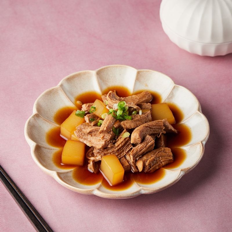 완성된 돼지고기 곤약 조림을 접시에 담아 맛있게 즐겨주세요.