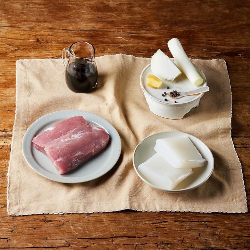 돼지고기 곤약조림을 위한 재료 이미지로 돼지고기 안심,곤약,물 등으로 구성 되어있습니다.