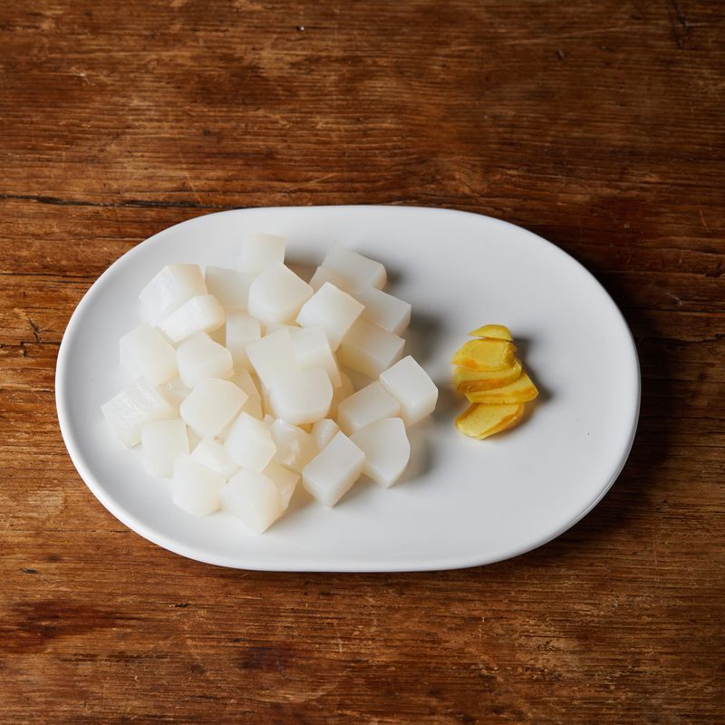 곤약은 1cm 크기의 정사각형 모양으로 썰어주세요. 생강은 편썰어주세요.