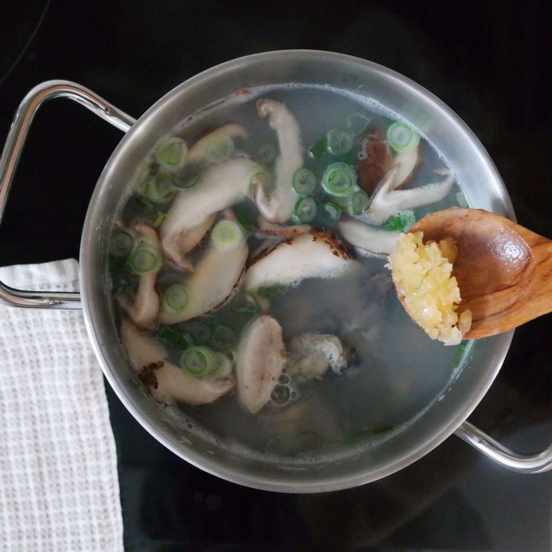 다진 마늘을 넣고 국간장과 소금으로 간을 해주세요.