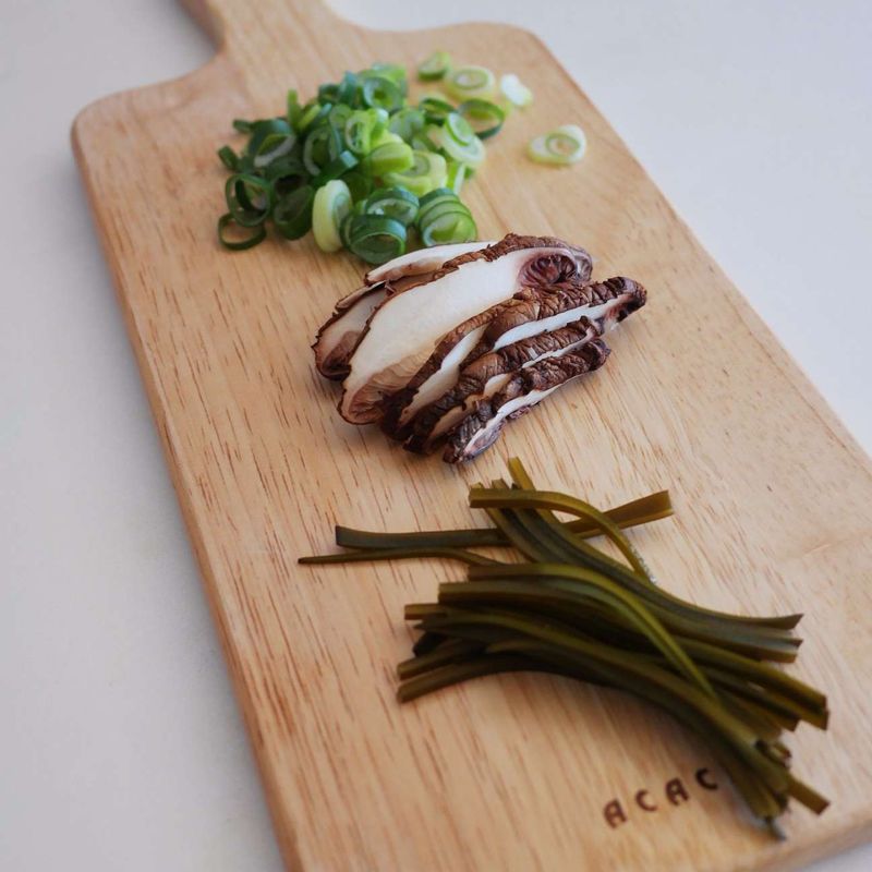 파는 송송 썰어주시고 표고는 얇게 슬라이스해주세요. 육수에서 건져낸 다시마도 얇게 채썰어주세요.